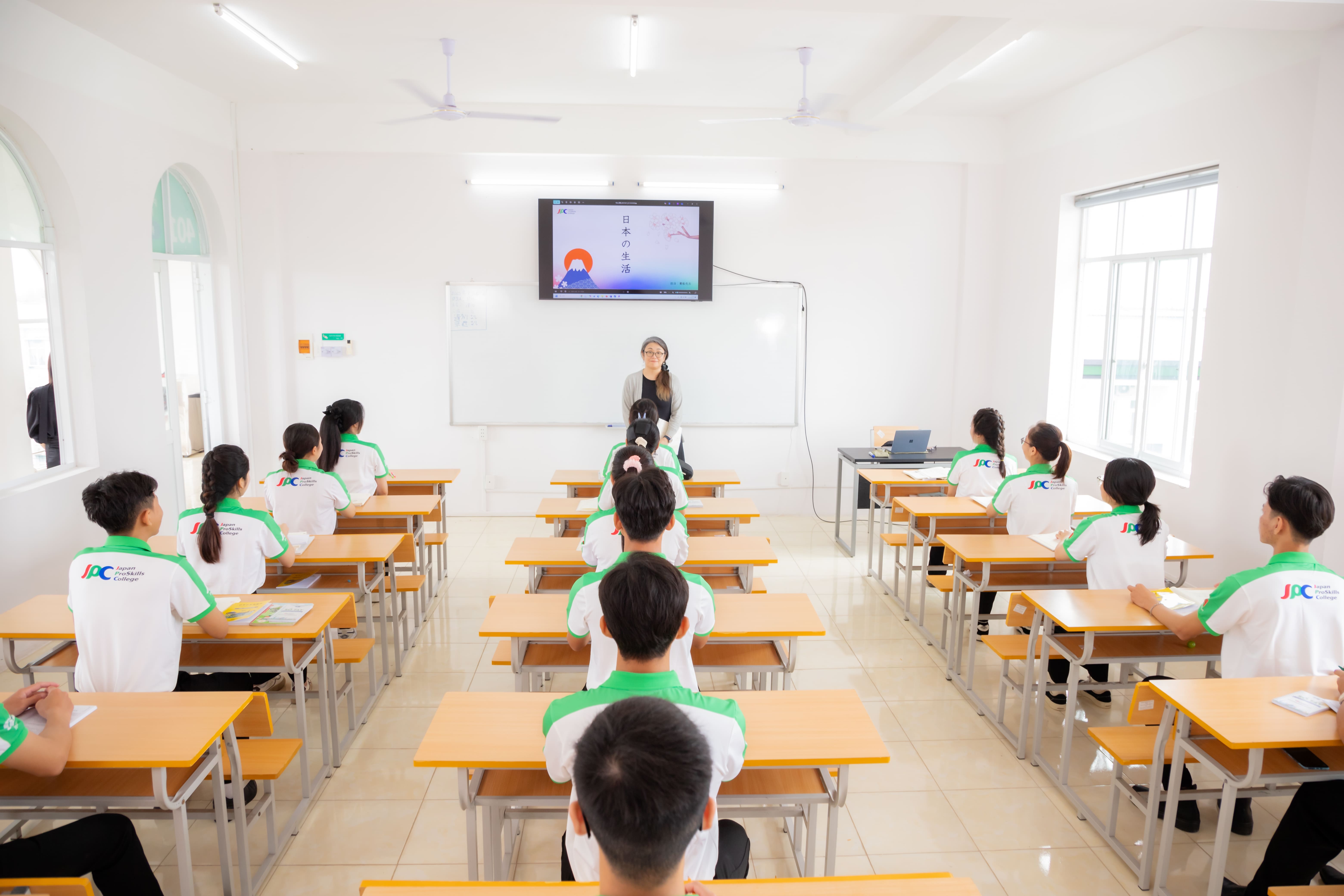 日本専門技能中等専門学校→ sau đó JPC／本校